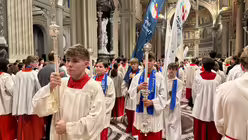 Ministrantinnen und Ministranten aus dem Erzbistum Köln feiern den Eröffnungsgottesdienst der Romwallfahrt 2025 in der Lateranbasilika. / © Moritz Mayer (DR)