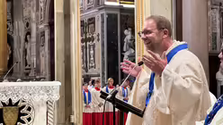 Pfarrer Dr. Tobias Schwaderlapp eröffnet die Romwallfahrt 2025 in der Lateranbasilika.  / © Moritz Mayer (DR)