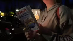 Ministrantinnen und Ministranten des Erzbistums Köln bei der Lichterprozession durch die Vatikanischen Gärten im Rahmen der Ministrant/innen-Wallfahrt 2025. / © Moritz Mayer (DR)