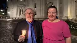 Weihbischof Rolf Steinhäuser und Simone Wosniok, Be­auftrage der Hochschul­seelsorge, bei der Lichterprozession durch die Vatikanischen Gärten im Rahmen der Ministrant/innen-Wallfahrt 2025. / © Moritz Mayer (DR)