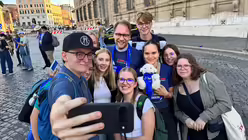 Diözesanjugendseelsorger Tobias Schwaderlapp, Ministrantinnen und Ministranten aus dem Erzbistum Köln und ein Pilgerschaf machen gemeinsam ein Selfie. / © Moritz Mayer (DR)