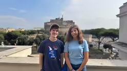 Jonas-Matthias Witze und Lilly Marie Kleinert bei Radio Vatikan  / © Moritz Mayer (DR)