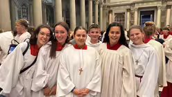 Ministrantin Lydia (3. v.l.) mit ihren Freundinnen und Freunden aus Erftstadt. / © Moritz Mayer (DR)