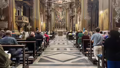 Begrüßungsabend mit Gebet, Musik und Beichtmöglichkeit in der Basilika Santi XII Apostoli. / © Moritz Mayer (DR)