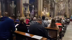 Begrüßungsabend mit Gebet, Musik und Beichtmöglichkeit in der Basilika Santi XII Apostoli. / © Moritz Mayer (DR)
