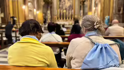 Begrüßungsabend mit Gebet, Musik und Beichtmöglichkeit in der Basilika Santi XII Apostoli. / © Moritz Mayer (DR)