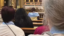 Begrüßungsabend mit Gebet, Musik und Beichtmöglichkeit in der Basilika Santi XII Apostoli. / © Moritz Mayer (DR)