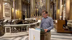 Begrüßungsabend mit Gebet, Musik und Beichtmöglichkeit in der Basilika Santi XII Apostoli. / © Moritz Mayer (DR)