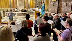 Begrüßungsabend mit Gebet, Musik und Beichtmöglichkeit in der Basilika Santi XII Apostoli. / © Moritz Mayer (DR)