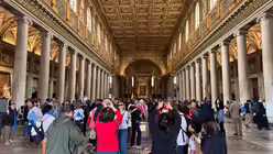 Pilgerinnen und Pilger besuchen die Basilika Santa Maria Maggiore / © Moritz Mayer (DR)