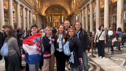 Pilgerinnen und Pilger besuchen die Basilika Santa Maria Maggiore / © Carolina Graef-Alarcón (DR)