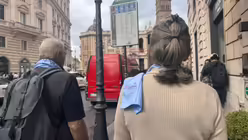 Pilgerinnen und Pilger auf dem Weg zur Basilika Santa Maria Maggiore / © Carolina Graef-Alarcón (DR)