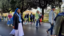 Lichterprozession durch die Vatikanischen Gärten / © Moritz Mayer (DR)