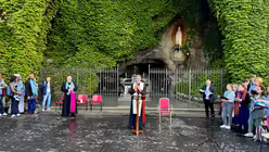 Lichterprozession durch die Vatikanischen G&auml;rten / &copy; Moritz Mayer (DR)