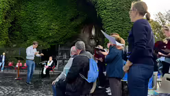 Lichterprozession durch die Vatikanischen Gärten / © Moritz Mayer (DR)