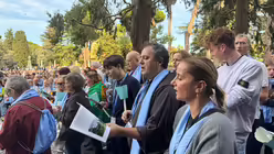 Lichterprozession durch die Vatikanischen G&auml;rten / &copy; Moritz Mayer (DR)