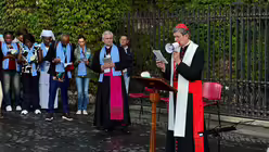 Lichterprozession durch die Vatikanischen G&auml;rten / &copy; Moritz Mayer (DR)