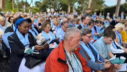 Lichterprozession durch die Vatikanischen Gärten / © Moritz Mayer (DR)