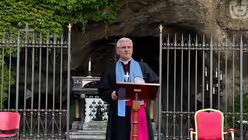 Lichterprozession durch die Vatikanischen Gärten / © Moritz Mayer (DR)