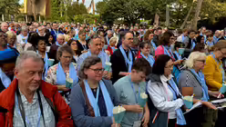 Lichterprozession durch die Vatikanischen G&auml;rten / &copy; Moritz Mayer (DR)