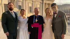 Daniel und Nina Valerien mit Weihbischof Schwaderlapp und einem weiter Ehepaar aus Bonn. (privat)
