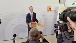 Pressesprecher Kopp pr&auml;sentiert frohgemut die Wahlurne (DR)