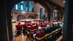 Eindr&uuml;cke der Feier der Bischofsweihe von Pater Joshy Pottackal O.Carm. am vierten Fastensonntag, dem 15. M&auml;rz 2026, im Mainzer Dom mit Bischof Peter Kohlgraf. / &copy; Nicolas Ottersbach (DR)