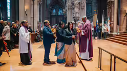 Eindr&uuml;cke der Feier der Bischofsweihe von Pater Joshy Pottackal O.Carm. am vierten Fastensonntag, dem 15. M&auml;rz 2026, im Mainzer Dom mit Bischof Peter Kohlgraf. / &copy; Nicolas Ottersbach (DR)