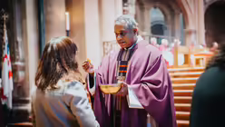 Eindr&uuml;cke der Feier der Bischofsweihe von Pater Joshy Pottackal O.Carm. am vierten Fastensonntag, dem 15. M&auml;rz 2026, im Mainzer Dom mit Bischof Peter Kohlgraf. / &copy; Nicolas Ottersbach (DR)