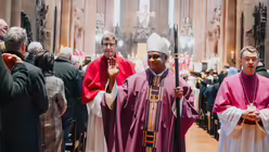Eindr&uuml;cke der Feier der Bischofsweihe von Pater Joshy Pottackal O.Carm. am vierten Fastensonntag, dem 15. M&auml;rz 2026, im Mainzer Dom mit Bischof Peter Kohlgraf. / &copy; Nicolas Ottersbach (DR)
