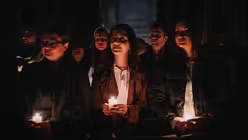 Gl&auml;ubige feiern die Osternacht im K&ouml;lner Dom.