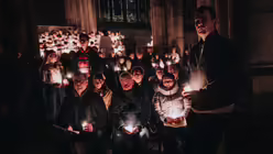 Gl&auml;ubige feiern die Osternacht im K&ouml;lner Dom.
