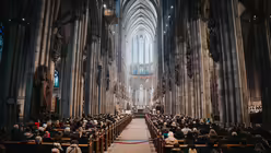 Pontifikalamt am ersten Weihnachtstag 2025 mit Kardinal Woelki. / &copy; Nicolas Ottersbach (DR)