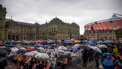 Regen und Sonne wechselten sich ab bei der Er&ouml;ffnungsfeier des 104. Katholikentags in W&uuml;rzburg am 13. Mai 2026. / &copy; Nicolas Ottersbach (DR)