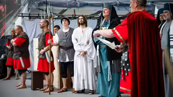 Die Legion&auml;re der Fr&auml;nkische Passionsspiele S&ouml;mmersdorf beim Katholikentag auf dem Residenzplatz in W&uuml;rzburg am 14.05.2026