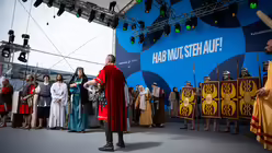 Die Legion&auml;re der Fr&auml;nkische Passionsspiele S&ouml;mmersdorf beim Katholikentag auf dem Residenzplatz in W&uuml;rzburg am 14.05.2026