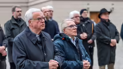 Segnung und Aufrichtung des neuen Kreuzes auf dem Porticus von Sankt Hedwig / © Nicolas Ottersbach (DR)