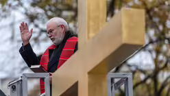 Segnung und Aufrichtung des neuen Kreuzes auf dem Porticus von Sankt Hedwig / © Nicolas Ottersbach (DR)