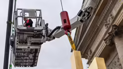 Segnung und Aufrichtung des neuen Kreuzes auf dem Porticus von Sankt Hedwig / © Nicolas Ottersbach (DR)