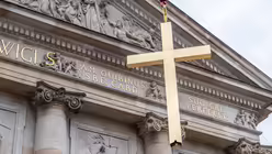 Segnung und Aufrichtung des neuen Kreuzes auf dem Porticus von Sankt Hedwig / © Nicolas Ottersbach (DR)