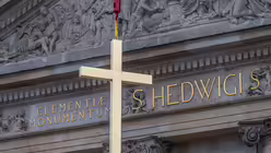 Segnung und Aufrichtung des neuen Kreuzes auf dem Porticus von Sankt Hedwig / © Nicolas Ottersbach (DR)