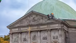 Segnung und Aufrichtung des neuen Kreuzes auf dem Porticus von Sankt Hedwig / © Nicolas Ottersbach (DR)