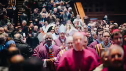 Eindr&uuml;cke der Feier der Bischofsweihe von Pater Joshy Pottackal O.Carm. am vierten Fastensonntag, dem 15. M&auml;rz 2026, im Mainzer Dom mit Bischof Peter Kohlgraf. / &copy; Nicolas Ottersbach (DR)