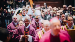 Eindr&uuml;cke der Feier der Bischofsweihe von Pater Joshy Pottackal O.Carm. am vierten Fastensonntag, dem 15. M&auml;rz 2026, im Mainzer Dom mit Bischof Peter Kohlgraf. / &copy; Nicolas Ottersbach (DR)