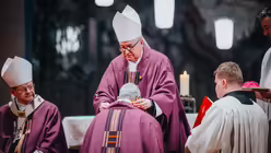 Eindr&uuml;cke der Feier der Bischofsweihe von Pater Joshy Pottackal O.Carm. am vierten Fastensonntag, dem 15. M&auml;rz 2026, im Mainzer Dom mit Bischof Peter Kohlgraf. / &copy; Nicolas Ottersbach (DR)