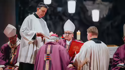 Eindr&uuml;cke der Feier der Bischofsweihe von Pater Joshy Pottackal O.Carm. am vierten Fastensonntag, dem 15. M&auml;rz 2026, im Mainzer Dom mit Bischof Peter Kohlgraf. / &copy; Nicolas Ottersbach (DR)