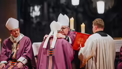 Eindr&uuml;cke der Feier der Bischofsweihe von Pater Joshy Pottackal O.Carm. am vierten Fastensonntag, dem 15. M&auml;rz 2026, im Mainzer Dom mit Bischof Peter Kohlgraf. / &copy; Nicolas Ottersbach (DR)