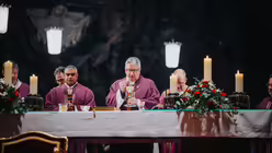 Eindr&uuml;cke der Feier der Bischofsweihe von Pater Joshy Pottackal O.Carm. am vierten Fastensonntag, dem 15. M&auml;rz 2026, im Mainzer Dom mit Bischof Peter Kohlgraf. / &copy; Nicolas Ottersbach (DR)