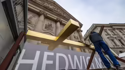 Segnung und Aufrichtung des neuen Kreuzes auf dem Porticus von Sankt Hedwig / © Nicolas Ottersbach (DR)