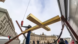 Segnung und Aufrichtung des neuen Kreuzes auf dem Porticus von Sankt Hedwig / © Nicolas Ottersbach (DR)